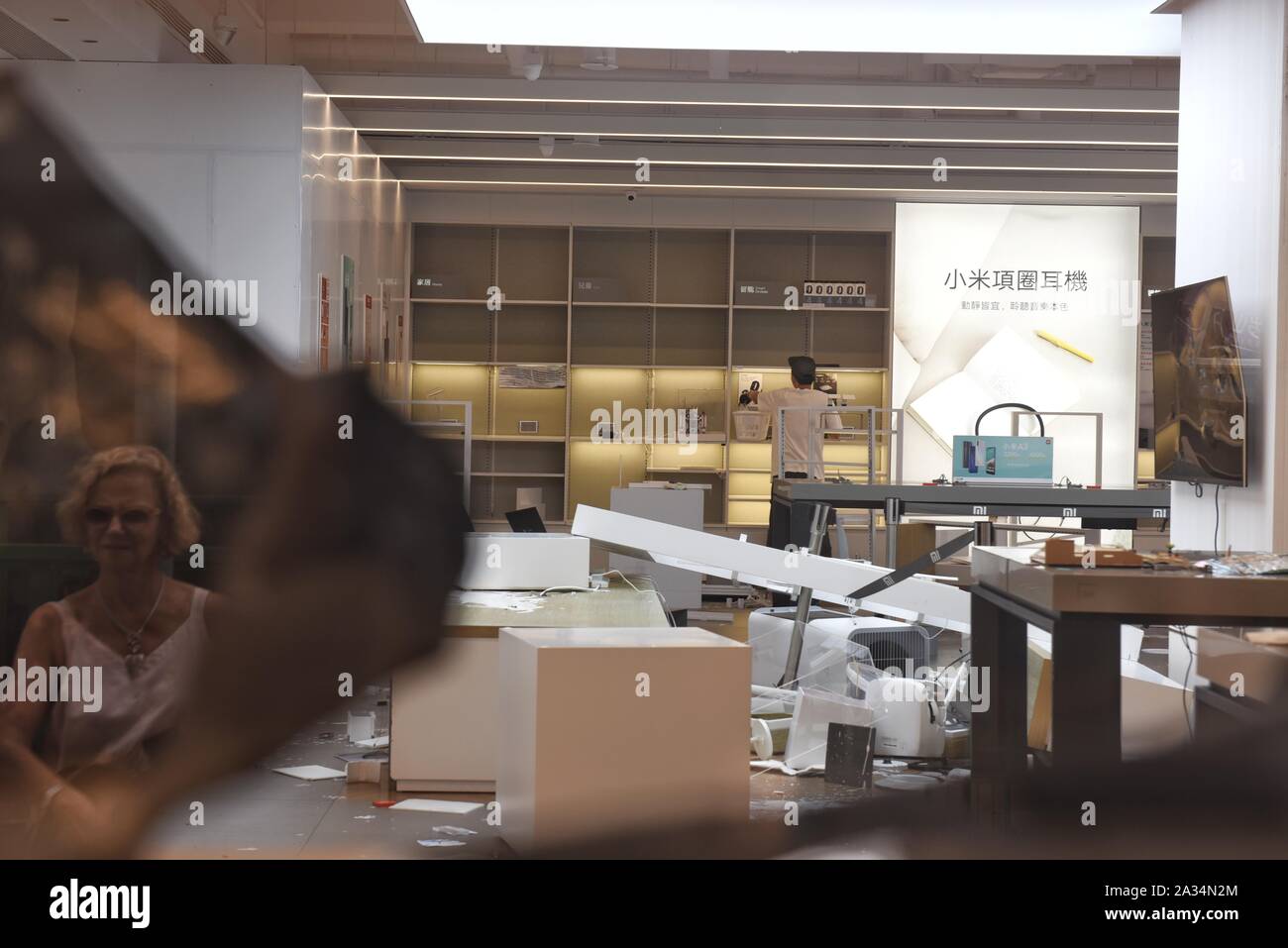 Hongkong, China. 5. Okt, 2019. Innenraum eines vandalized Chinesische multinationale Technologieunternehmen, Xiaomi Flagship Store einen Tag nach Hong-Kong Regierung aufgerufen Notstandsgesetze Masken auf Demonstrationen zu verbieten, eine direkte Haltung gegen Demonstranten in Hongkong. Credit: Miguel Candela/SOPA Images/ZUMA Draht/Alamy leben Nachrichten Stockfoto