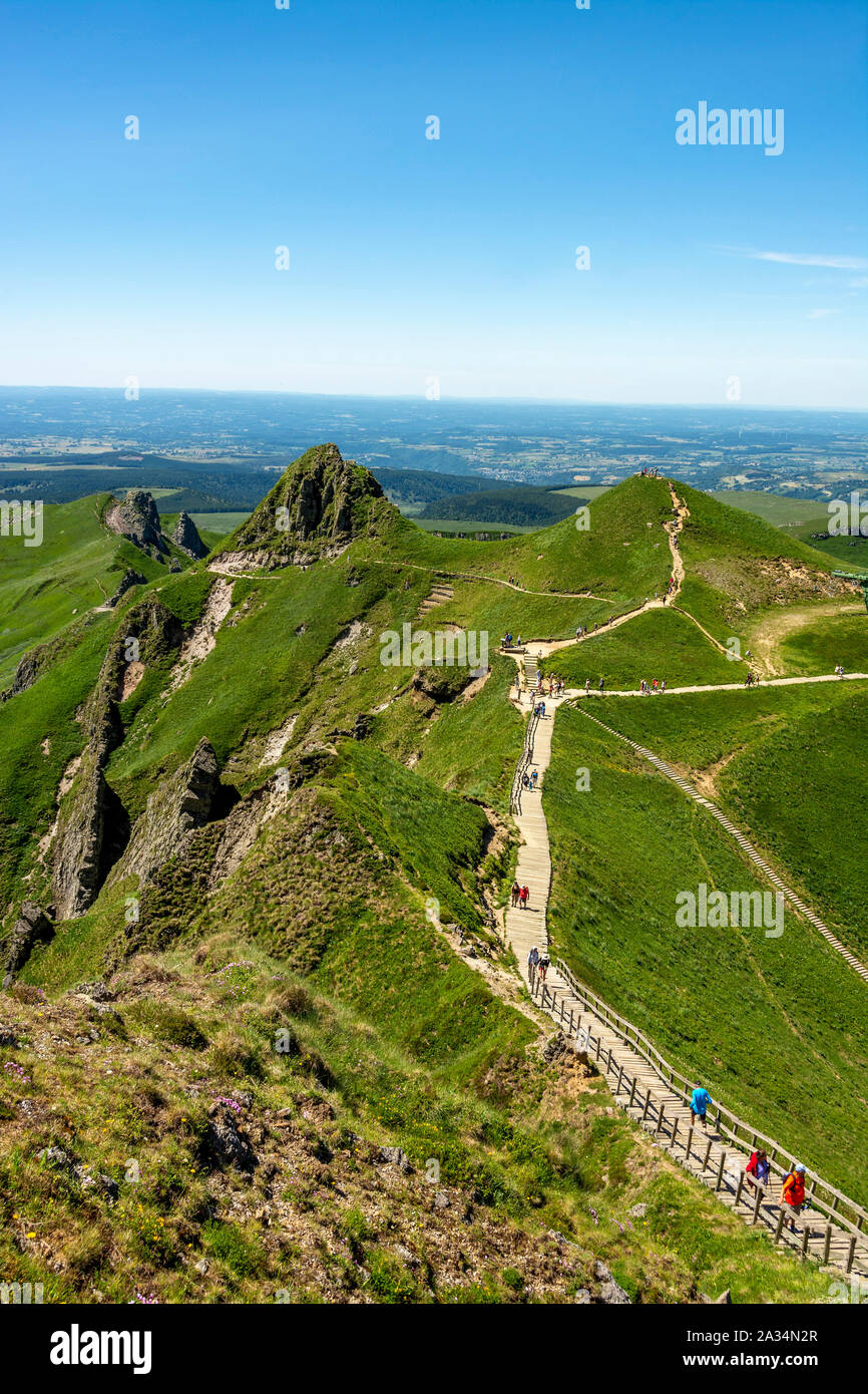 Wanderer auf dem Weg von Puy de Sancy, Vulkane der Auvergne Natural Regional Park, Massif du Sancy, Auvergne, Frankreich, Europa zum Seitenanfang Stockfoto