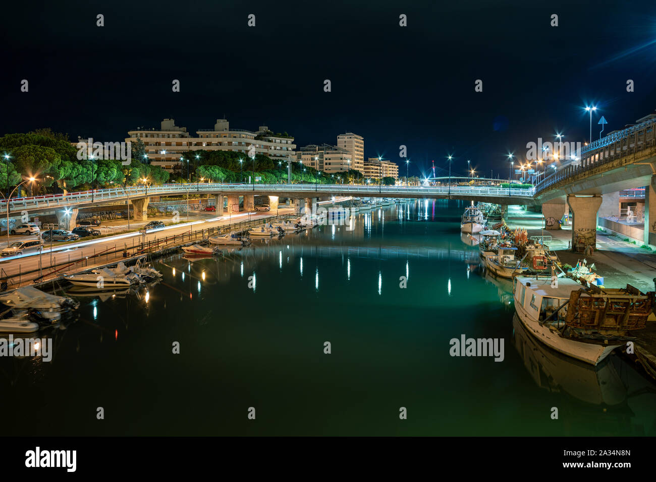 Hafen von Pescara bei Nacht von der Ponte gesehen d'Annunzio Stockfoto