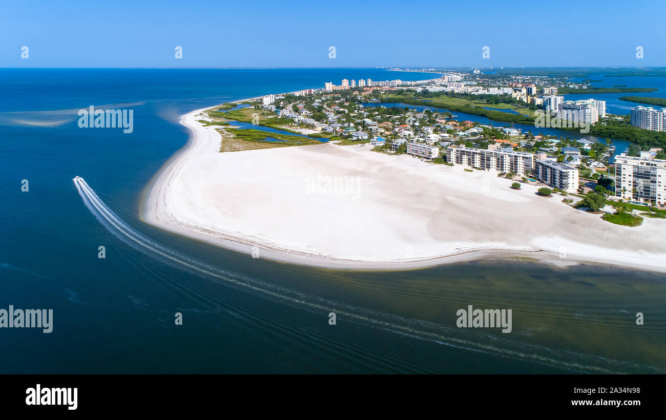 Fort Myers Beach Luftaufnahme der Golf von Mexiko und der Erholungsorte und Eigentumswohnungen in der Nähe von Naples und Bonita Springs, Florida Stockfoto