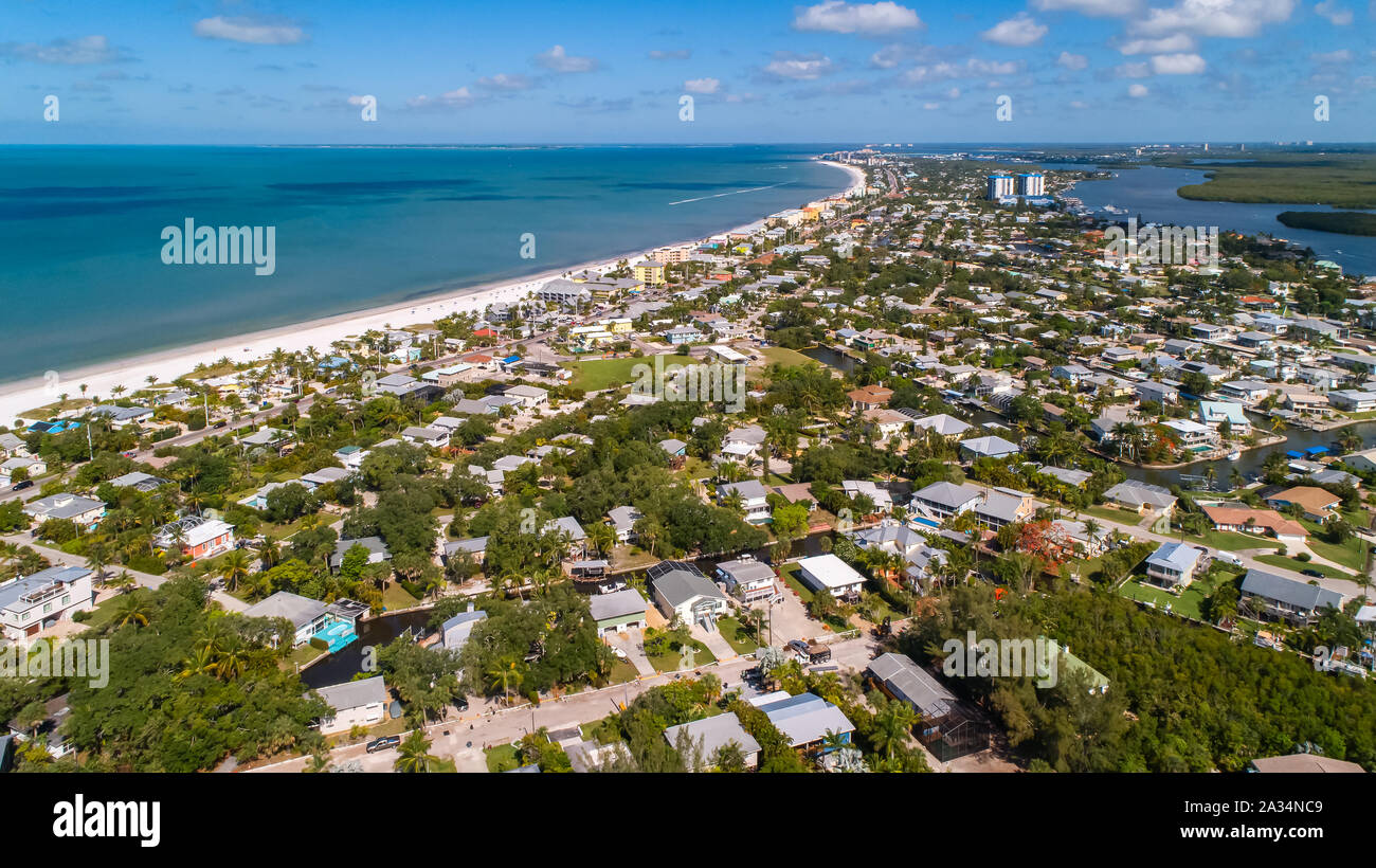 Fort Myers Beach Luftaufnahme der Golf von Mexiko und der Erholungsorte und Eigentumswohnungen in der Nähe von Naples und Bonita Springs, Florida Stockfoto