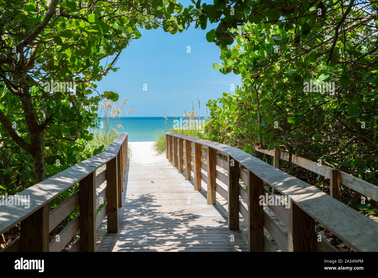 Strand von Naples in Naples, Florida in der Nähe von Marco Island und Fort Myers Bonita Springs auf klaren sonnigen Tag Stockfoto