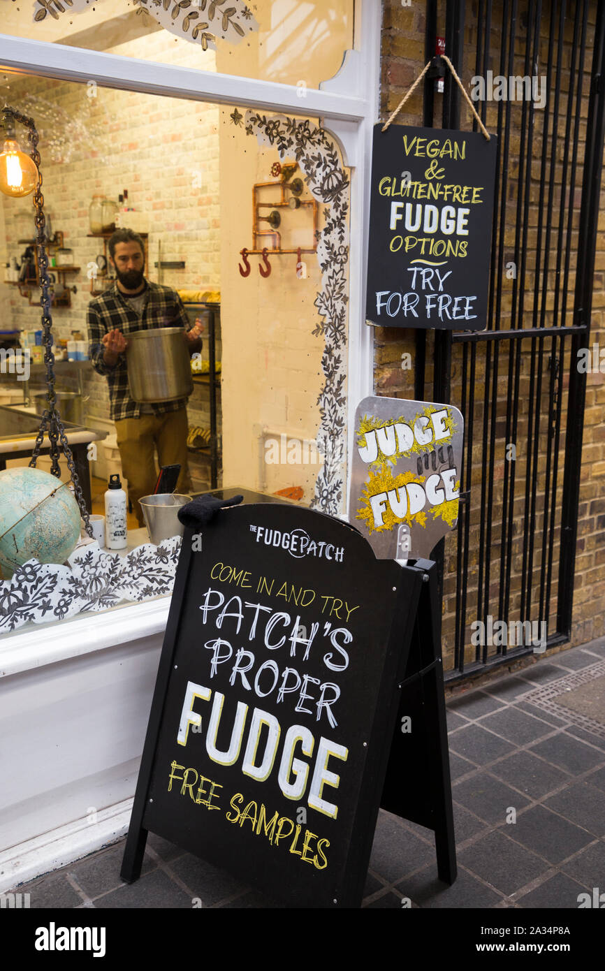 Fudge Shop Verkauf von Handgefertigten/handgemachte Fudge rund um Weihnachten/Xmas am Fudge Patch speichern in Greenwich Market. Großbritannien (105) Stockfoto