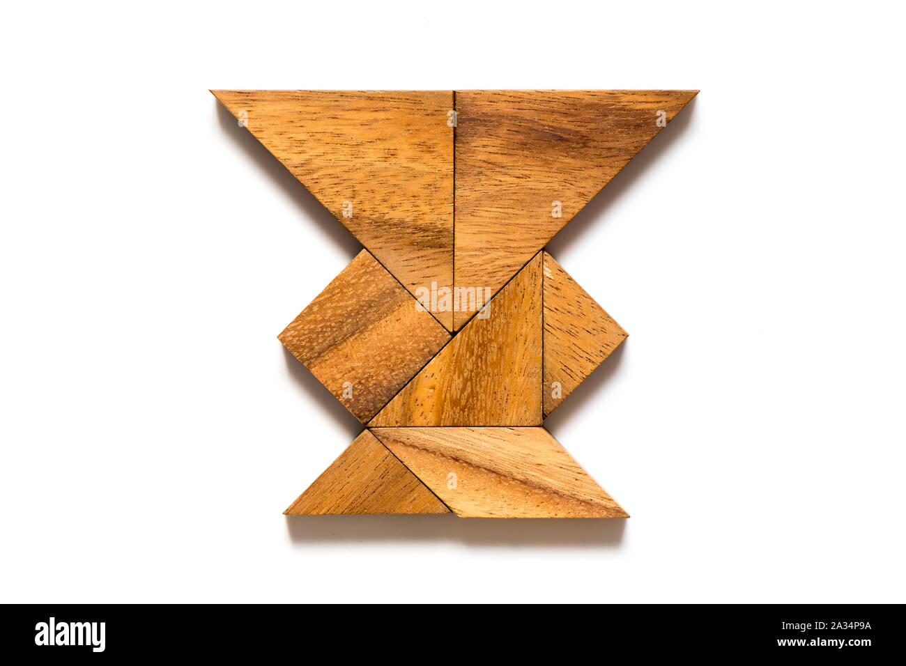 Holz Tangram in Vase Form auf weißem Hintergrund Stockfotografie - Alamy