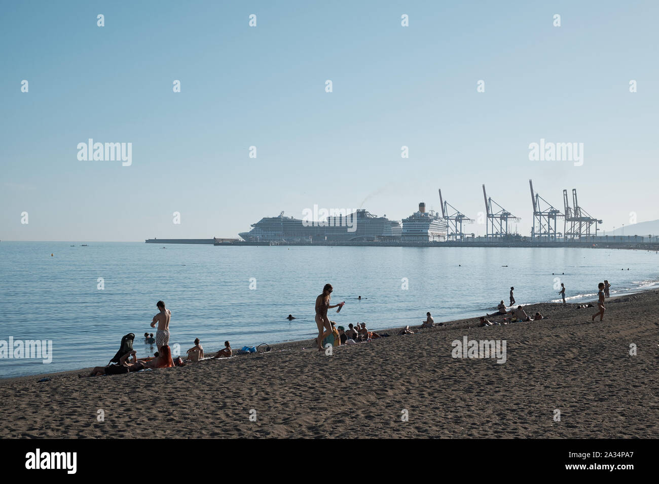 La Caleta Strand mit dem Hafen im Hintergrund. Málaga, Spanien. Stockfoto