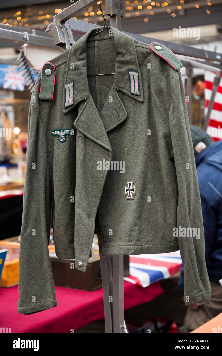 Erinnerungsstücke aus dem Zweiten Weltkrieg/Zweiten Weltkrieg Uniform eines deutschen Nazi Streitkräfte Mitglied. Greenwich Market zu Weihnachten. Greenwich, London. Großbritannien (105) Stockfoto