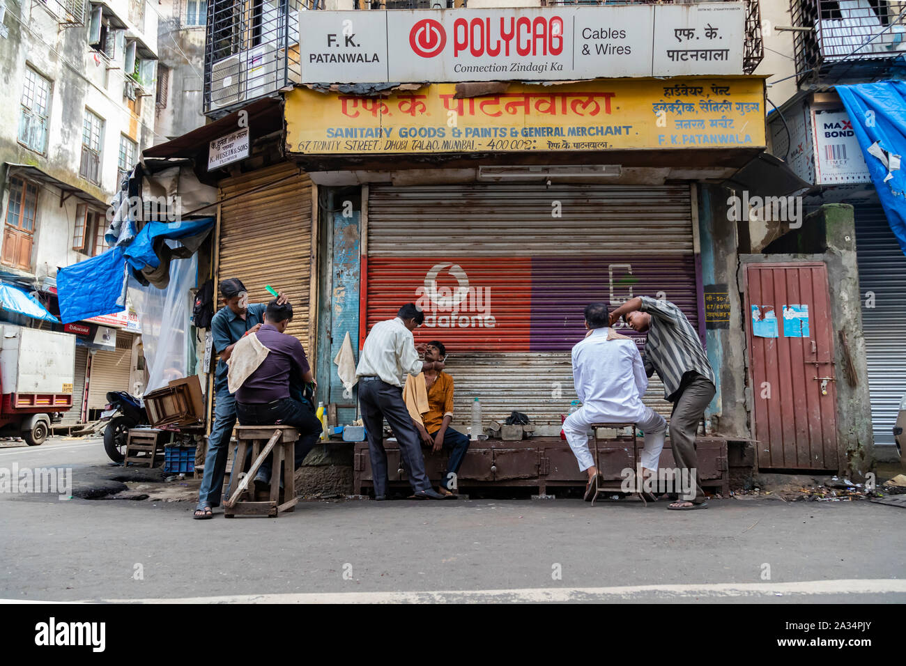 Mumbai, Maharashtra Indien 12. August 2019 eine Straße barbershop auf die BACKSTREET von Fort Markt in der Nähe von Queen Victoria Station. Sie bietet nicht nur schnell ein Stockfoto