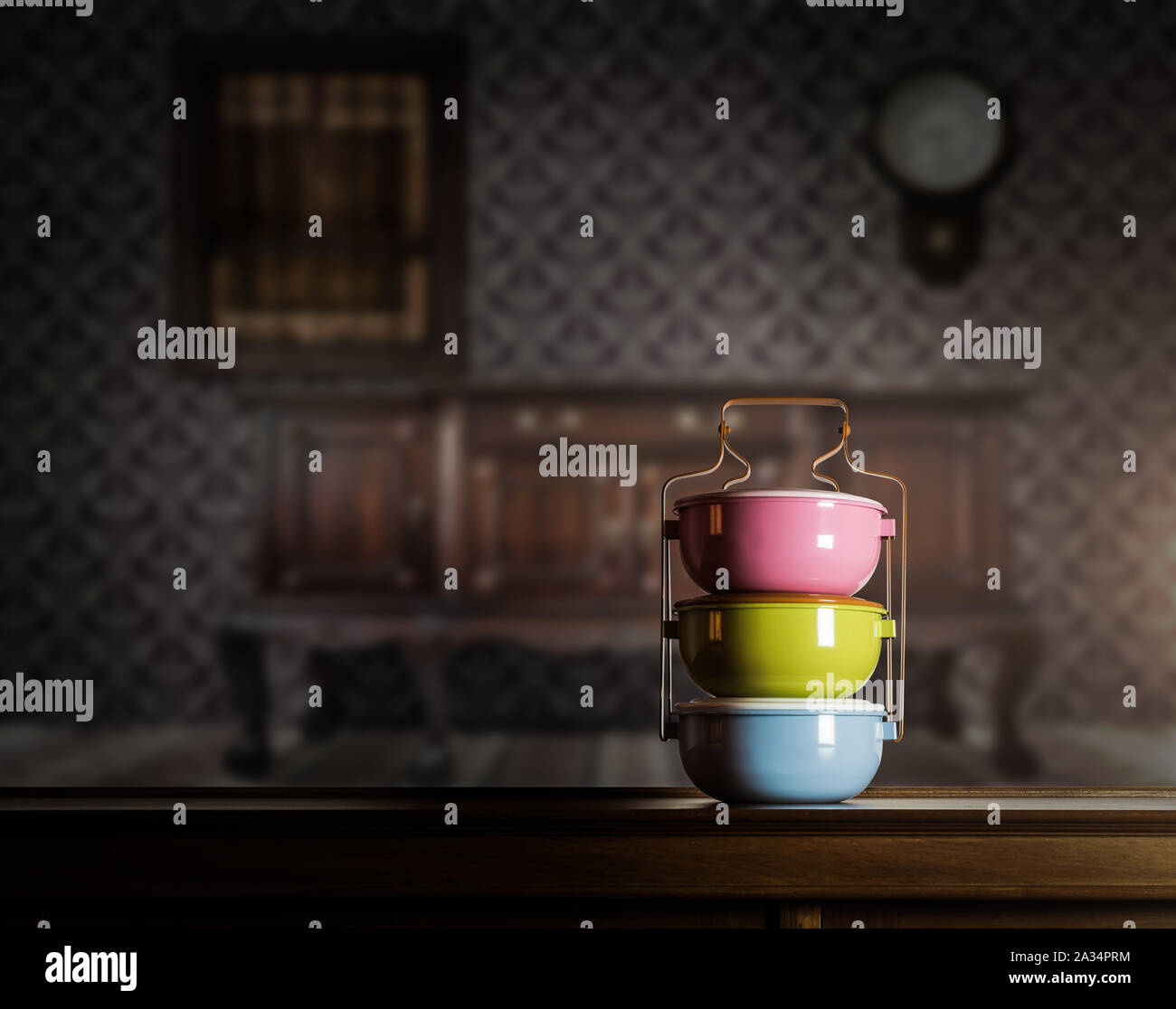 Bunte tiffin Carrier auf Holzschrank mit Vintage Innenraum gegen warmes Licht Stockfoto