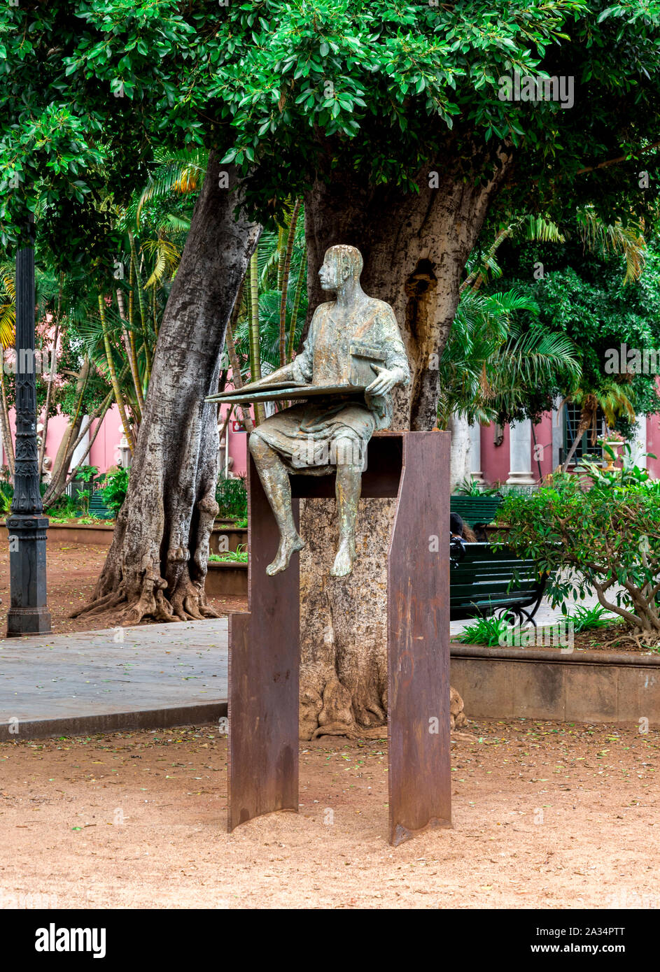 Eine Statue des sitzenden Menschen als ein Teil der "Mut" der Figurengruppe am Prince's Square in Santa Cruz de Tenerife, Kanarische Inseln, Spanien Stockfoto