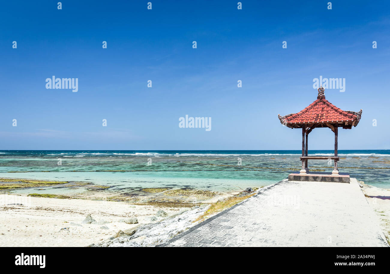 Traditionelle balinesische Hütte am Strand in Indonesien Stockfoto