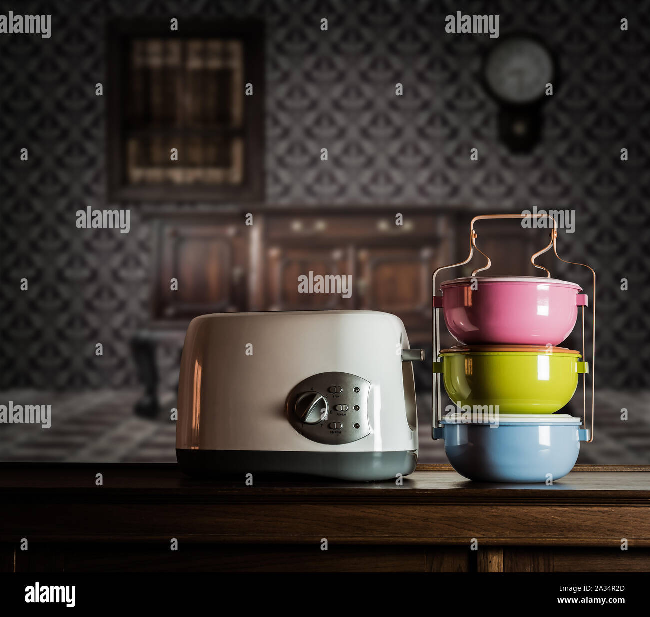 Bunte tiffin Träger und Toaster auf Holzschrank mit Vintage Innenraum Stockfoto