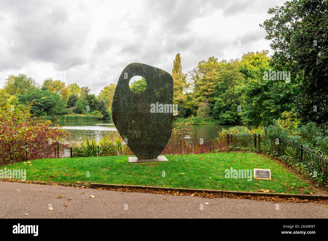 Ein einzelnes Formular Statue vor einem See zum Bootfahren in Battersea Park, London, Vereinigtes Königreich Stockfoto