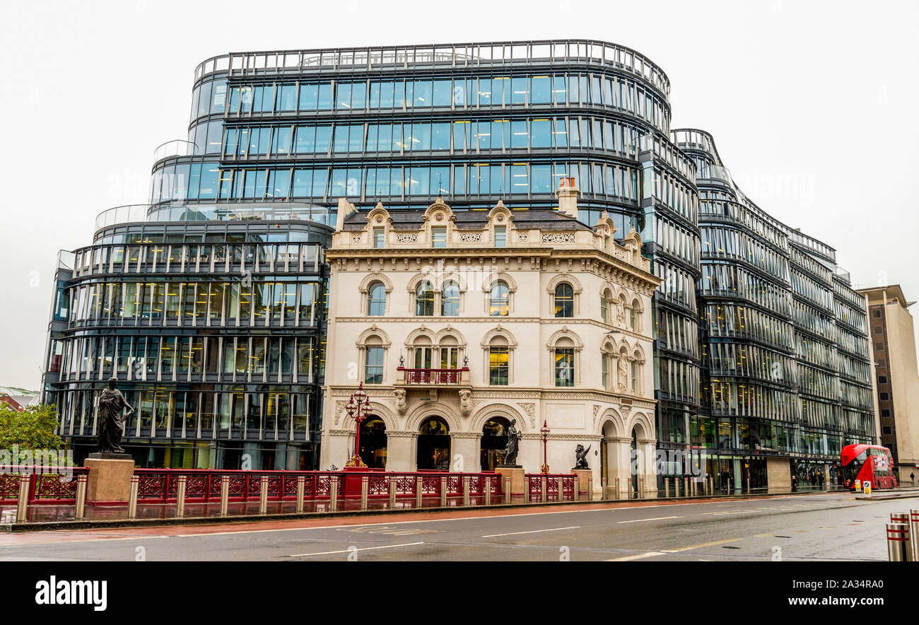 Moderne Bürogebäude neben den alten und historischen auf Holburn Viadukt, Central London Stockfoto