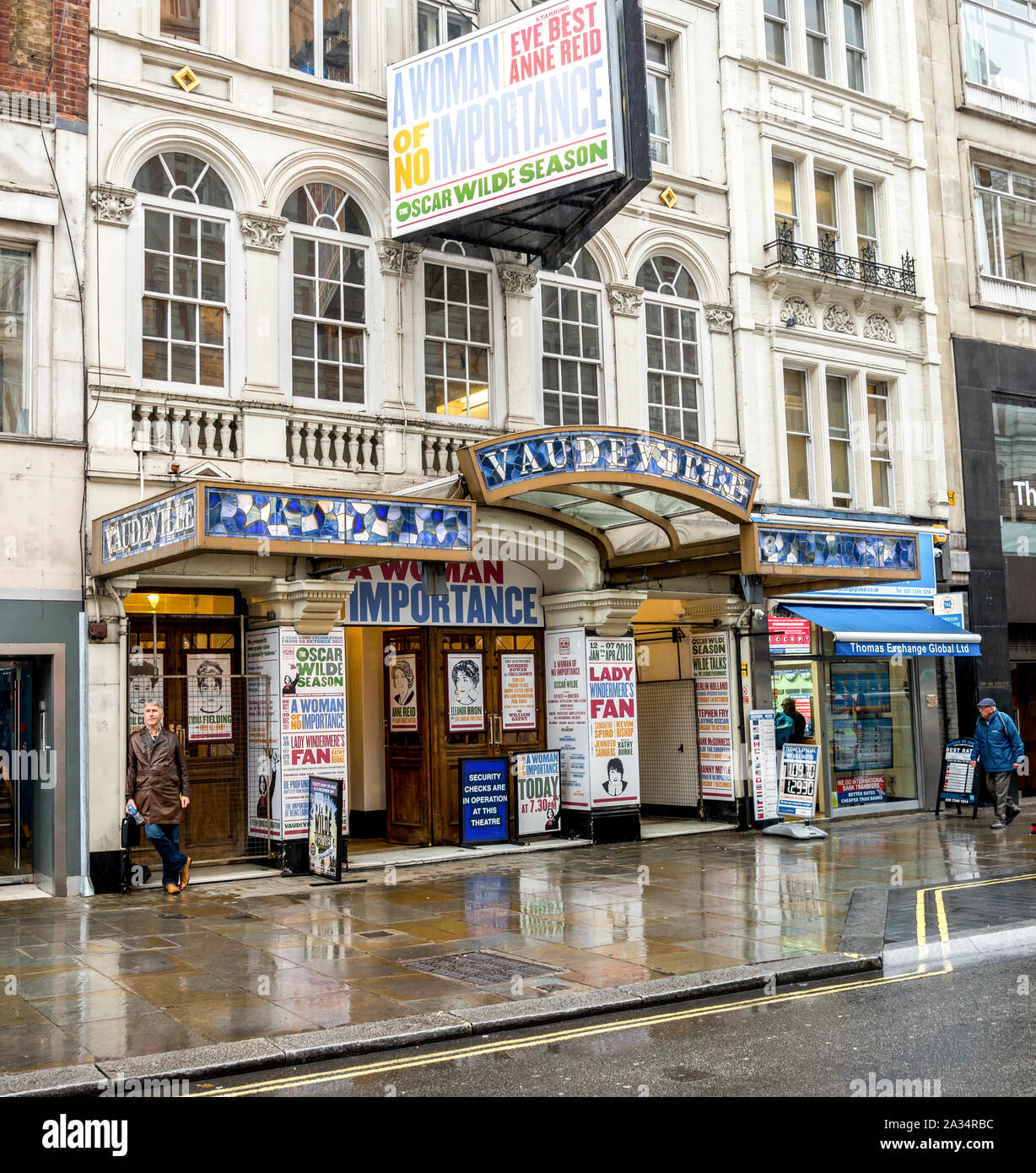 Eingang zum Vaudeville Theater auf dem Strang in West End Viertel, London, Vereinigtes Königreich Stockfoto