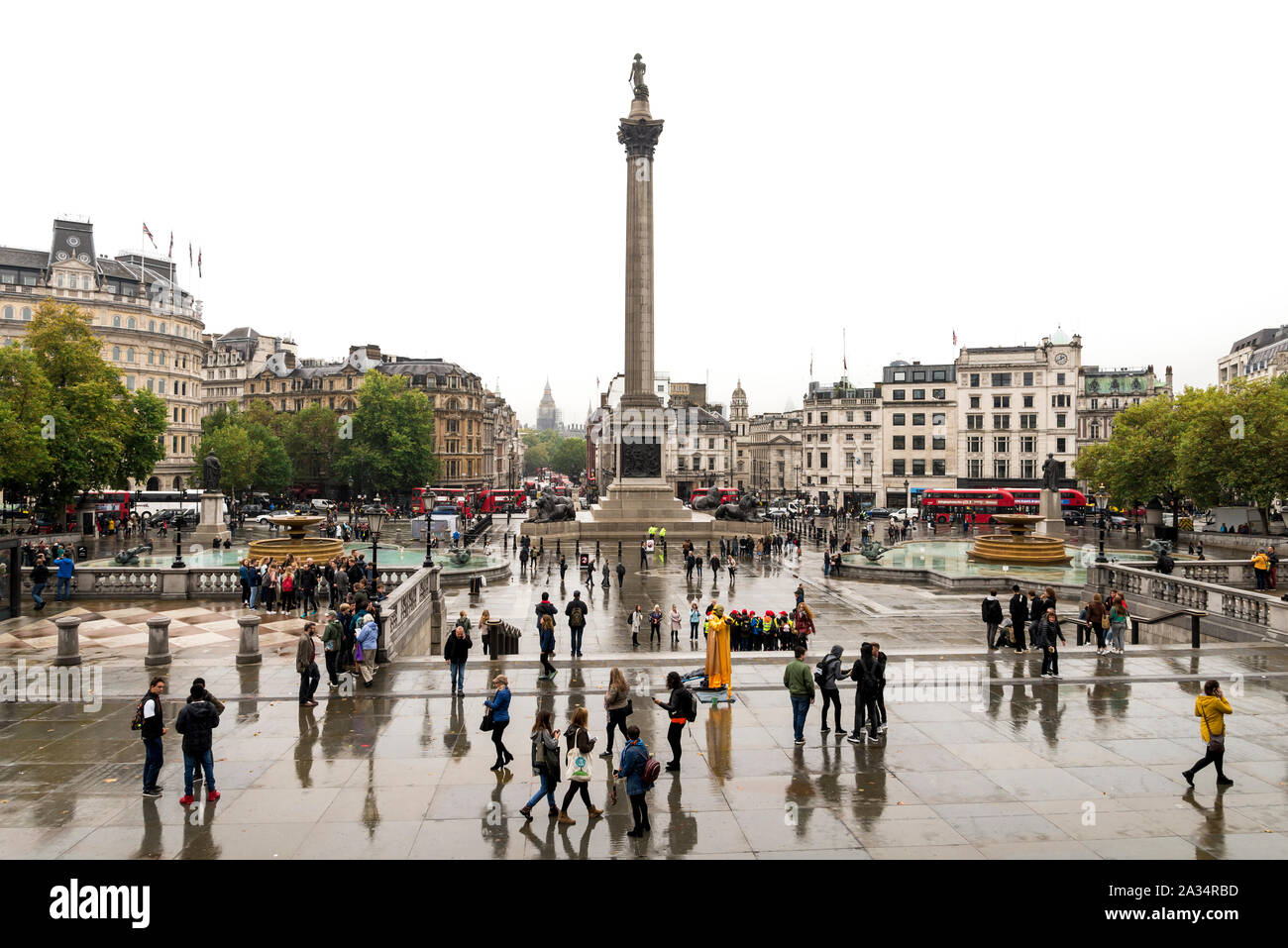 Trafalgar Square und Touristen nach Regen im Herbst, London, Vereinigtes Königreich Stockfoto