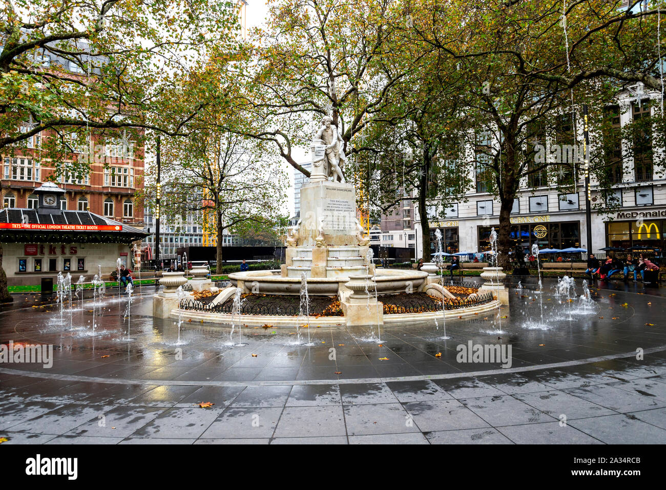 Eine Statue von William Shakespeare und kleinen Brunnen am Leicester Square in London, Vereinigtes Königreich Stockfoto