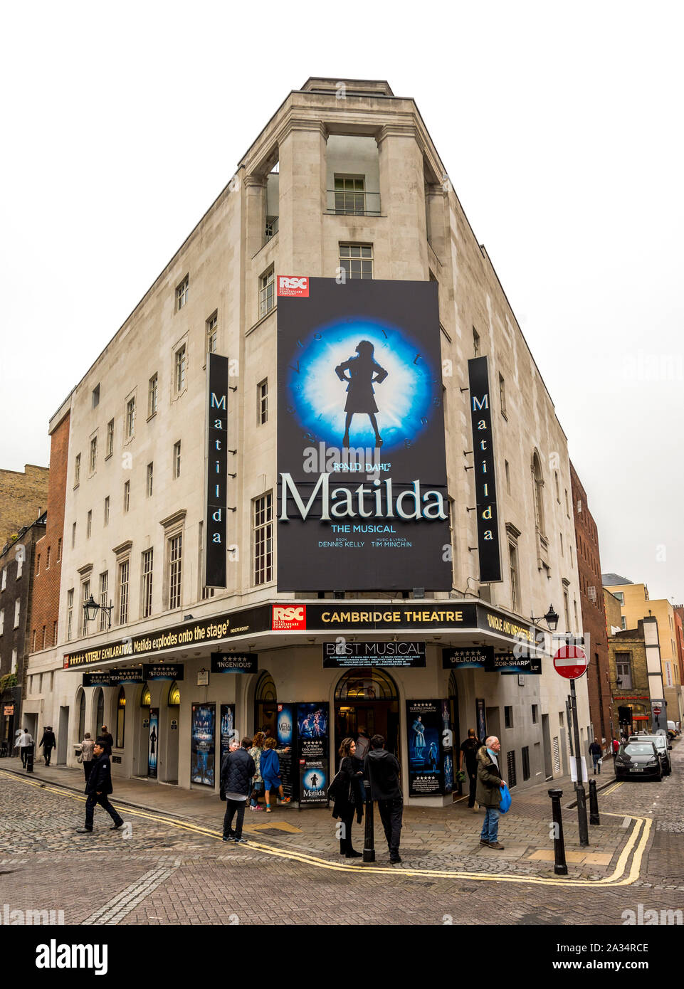 Cambridge Theatre Eingang am Earlham Street im Londoner Theaterviertel West End, Vereinigtes Königreich Stockfoto