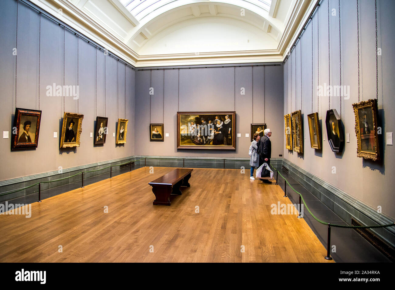 Ein paar genießen Sie Ihren Besuch in der National Portrait Gallery, London, Vereinigtes Königreich Stockfoto