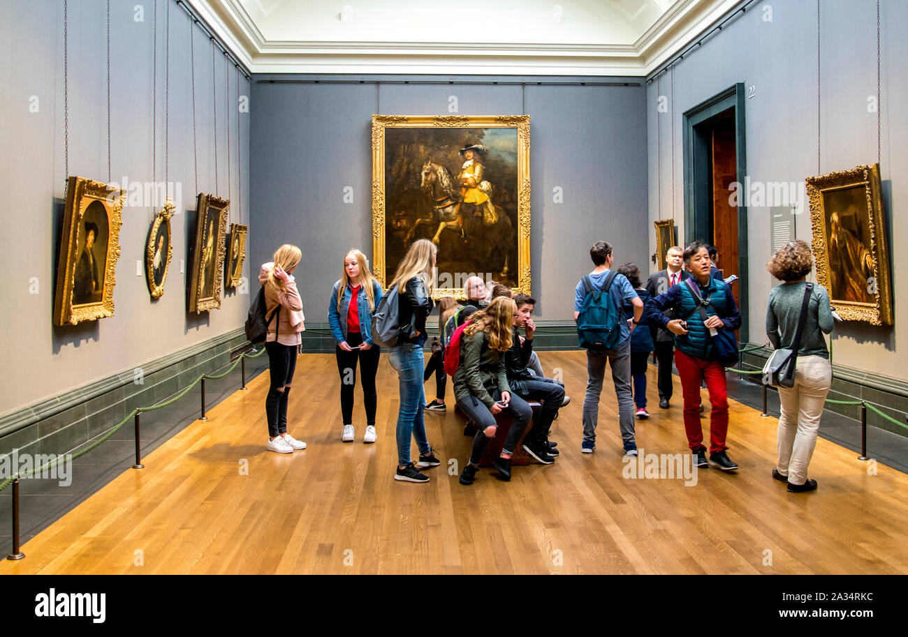 Touristen besuchen Sie eines der Zimmer im National Portrait Gallery, London, Vereinigtes Königreich Stockfoto