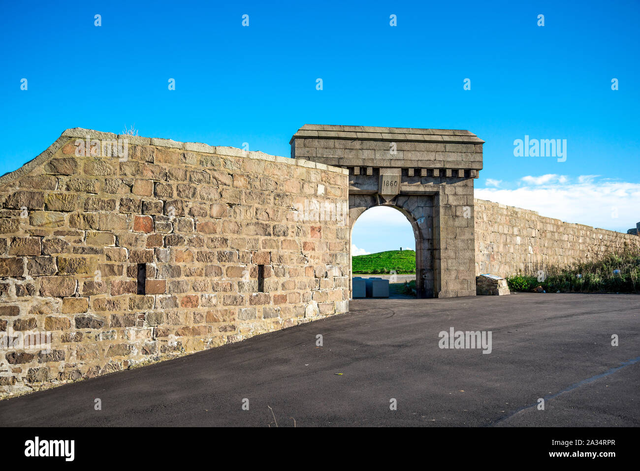 Malerische Eingang zum historischen Wahrzeichen Torry Akku bei Aberdeen, Schottland Stockfoto