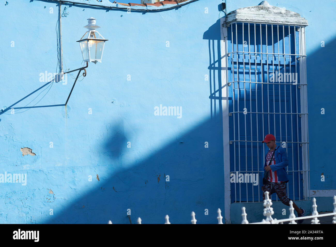 Ein Mann trägt ein Sterne und Streifen-T-Shirt in Trinidad, Kuba Stockfoto