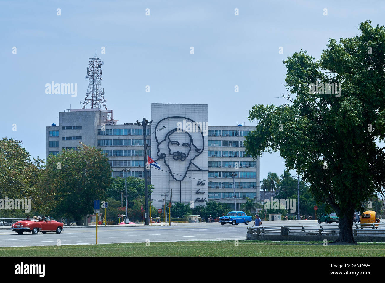 Gebäude sind mit Denkmälern zu Che Guevara und Fidel Castro in Place de la Revolucion, Havanna, Kuba geschmückt Stockfoto