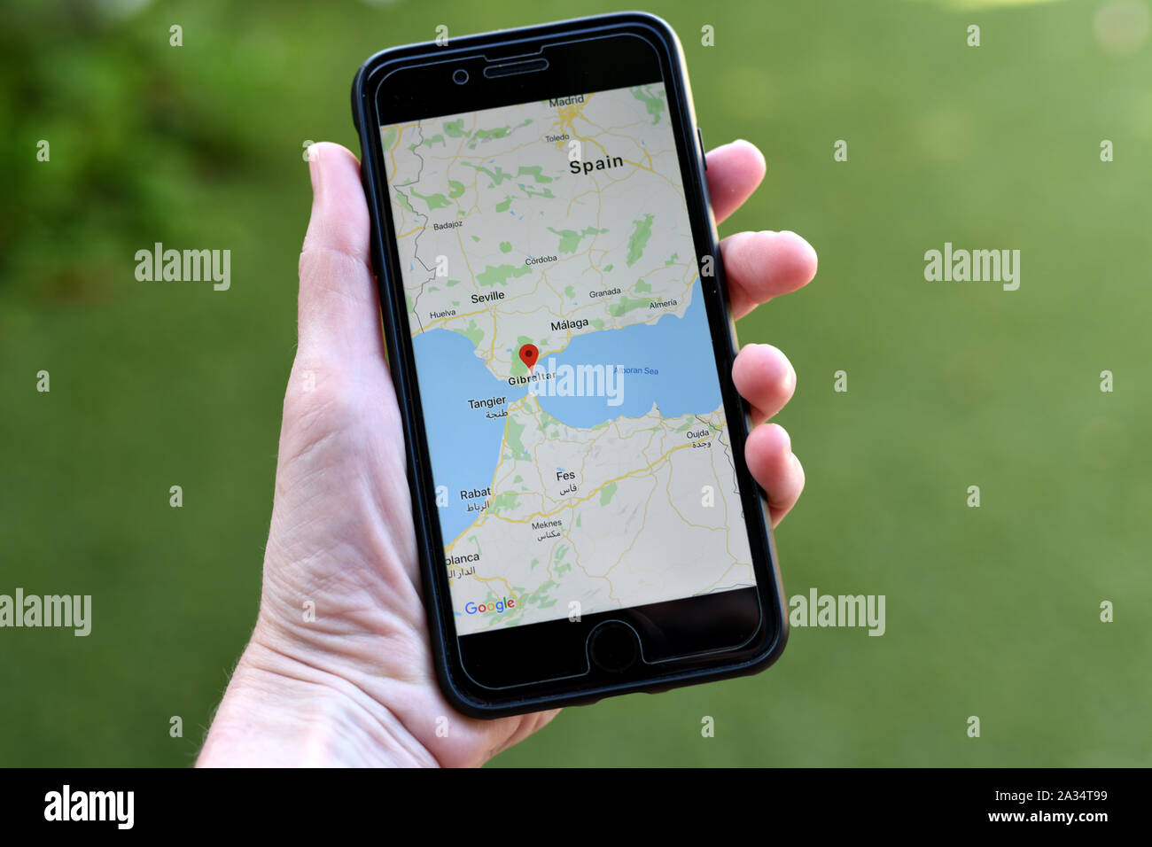 Gibraltar, 04. Oktober 2019: eine Hand, die ein iphone mit Google Maps App und konzentriert sich auf die Region von Gibraltar Stockfoto