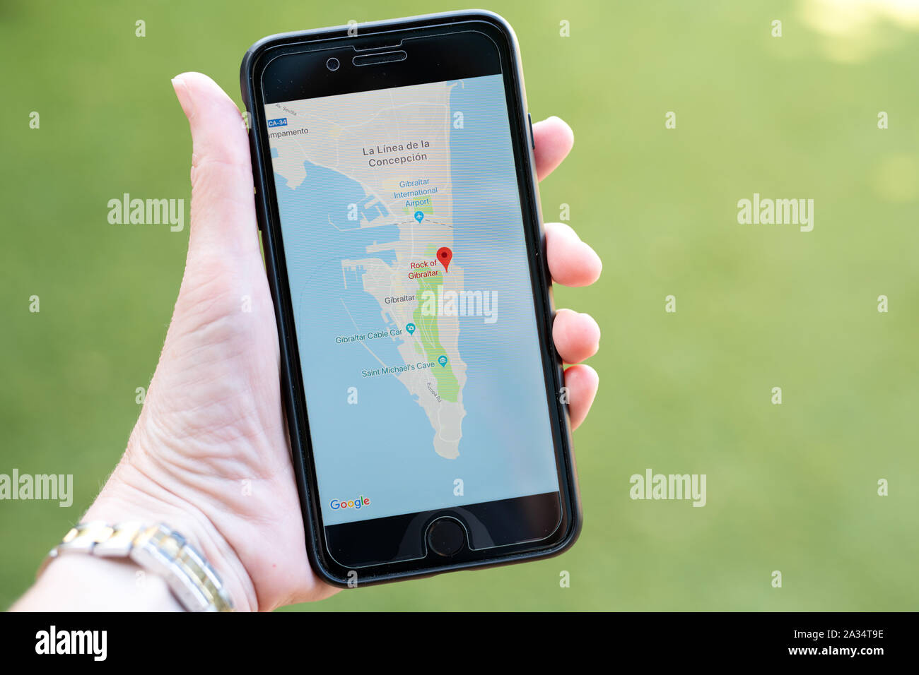 Gibraltar, 04. Oktober 2019: eine Hand, die ein iphone mit Google Maps App und konzentriert sich auf die Region von Gibraltar Stockfoto