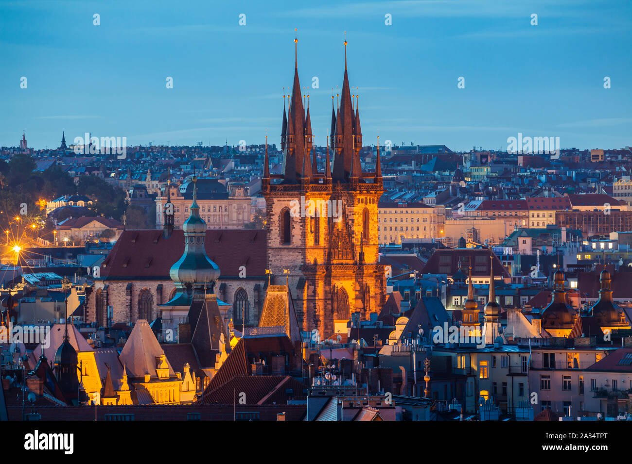 Dämmerung in Prag, Tschechien. Die Muttergottes vor Tyn Kirche dominiert die Skyline. Stockfoto