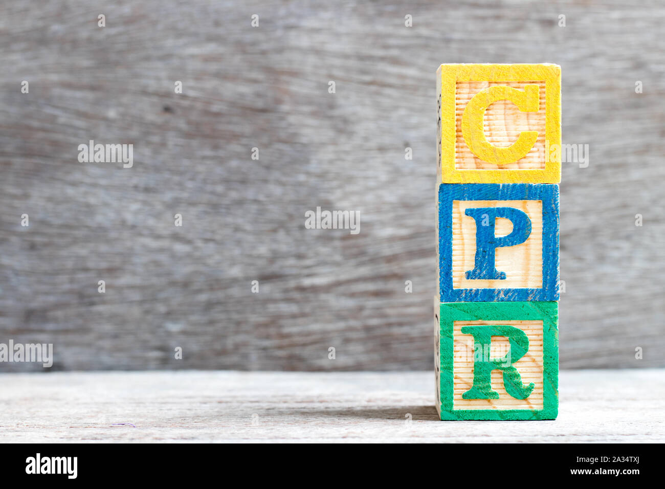 Farbe schreiben Block in Wort CPR (Abkürzung der kardiopulmonalen Reanimation) auf Holz Hintergrund Stockfoto