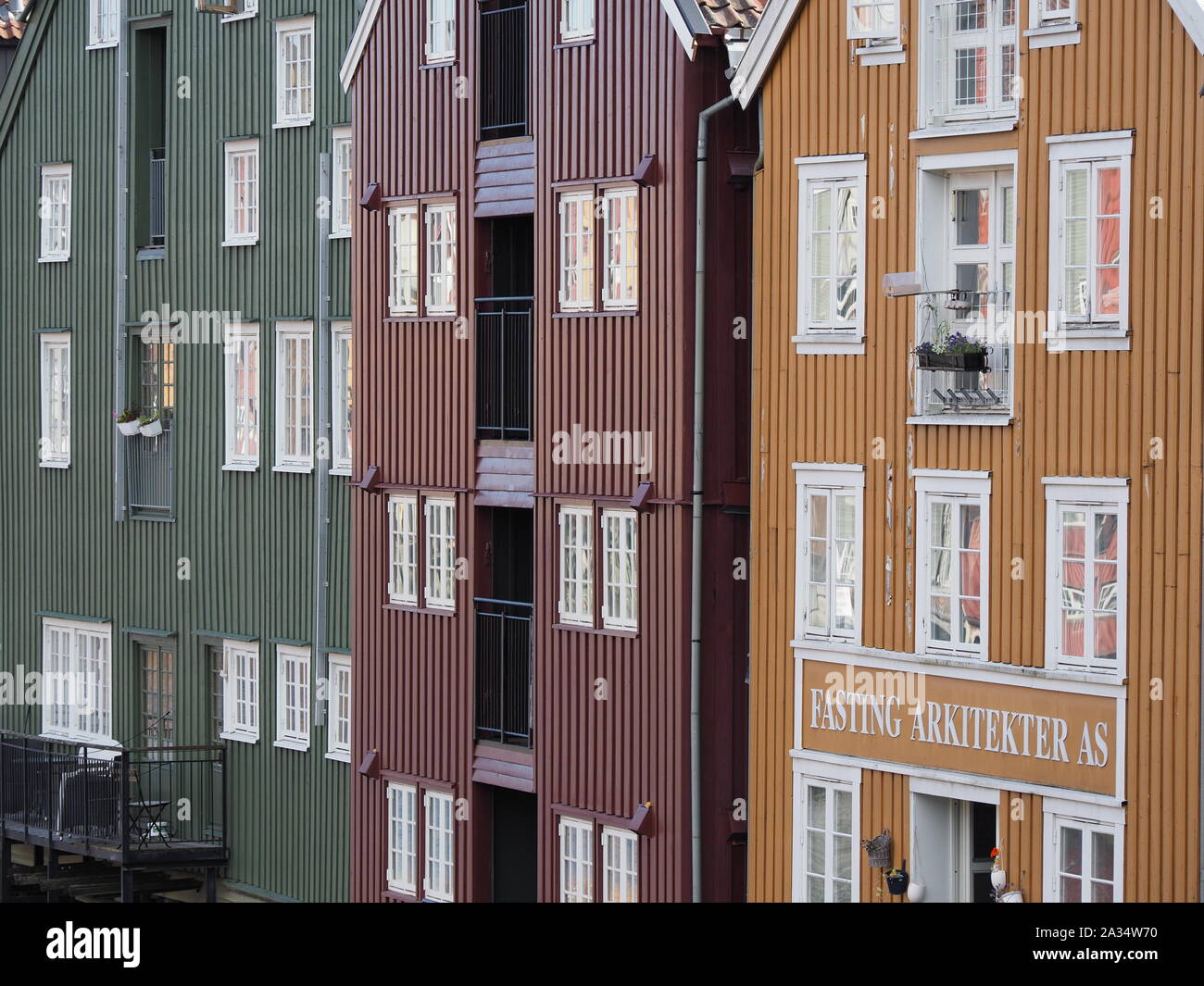 Bunten Fassaden der Häuser mit weißen Fenstern in der europäischen Stadt Trondheim in Norwegen Stockfoto