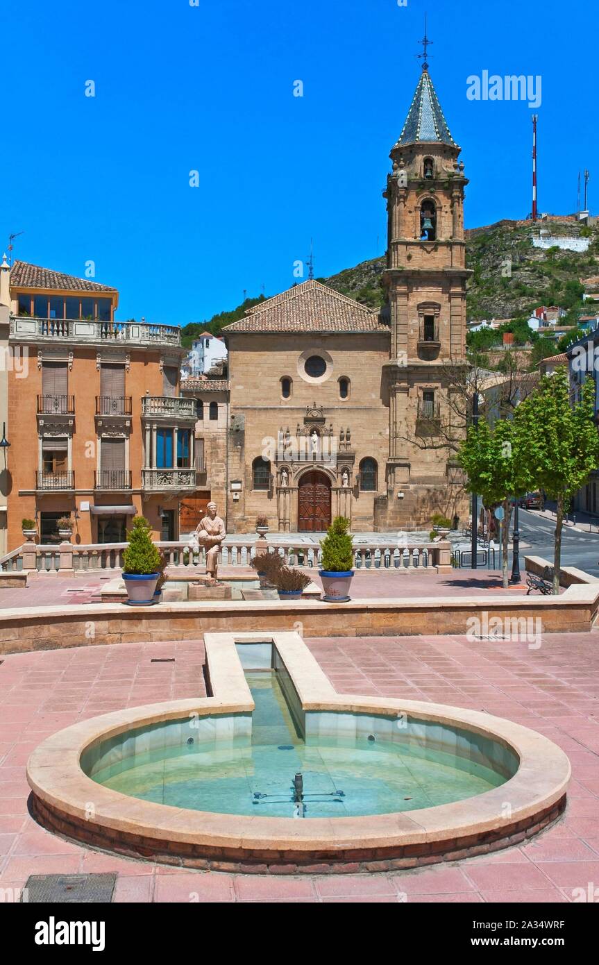 Paseillo de la Mora - Brunnen und Kirche des Consolacion, Alcala la Real, Jaen - Provinz, Andalusien, Spanien, Europa. Stockfoto