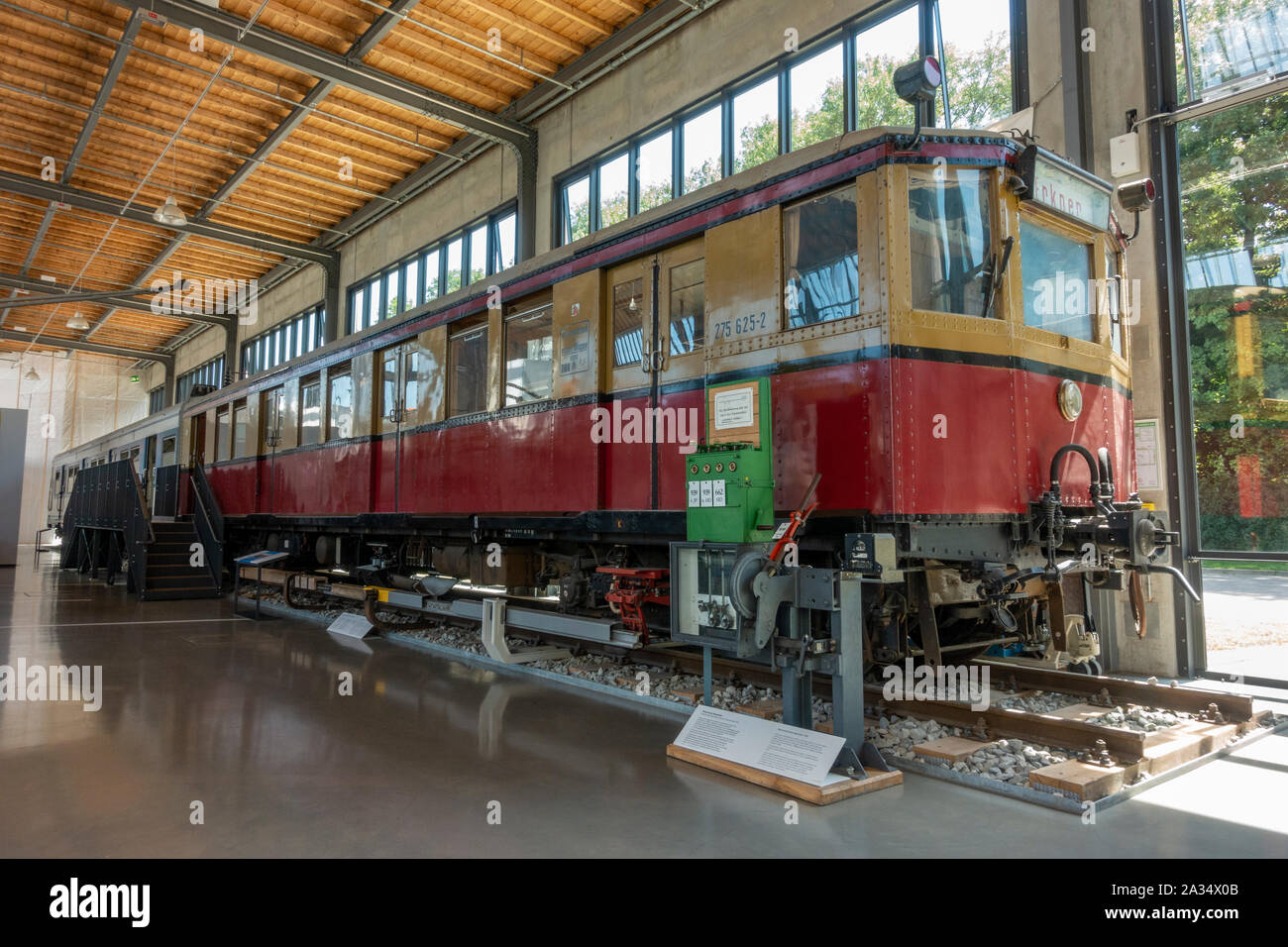 Eine Berliner S-Bahn Wagen (1932) im Deutschen Museum Verkehrszentrum (Deutsch Transport Museum), München, Deutschland. Stockfoto