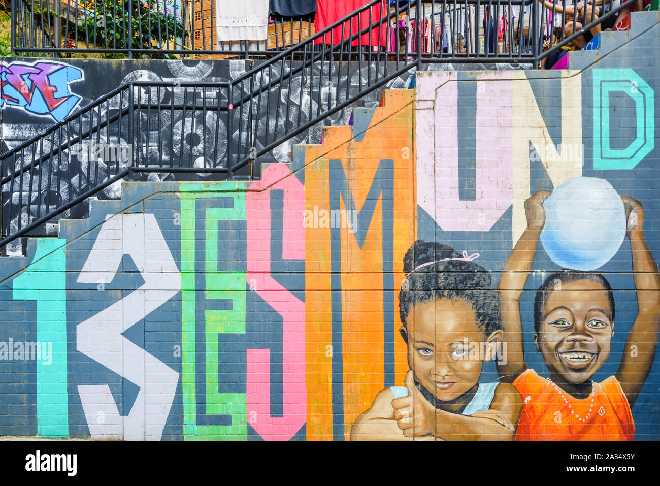 Street Art Graffiti an der Wand in der Straße von Medellin, Kolumbien - 16. März 2019 Stockfoto