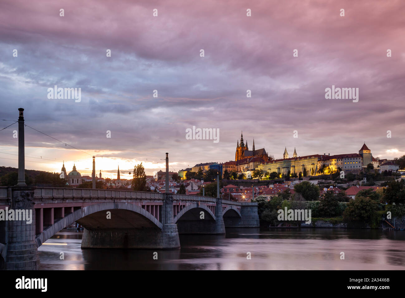 Sonnenuntergang über Hradschin in Prag, Tschechien. Stockfoto