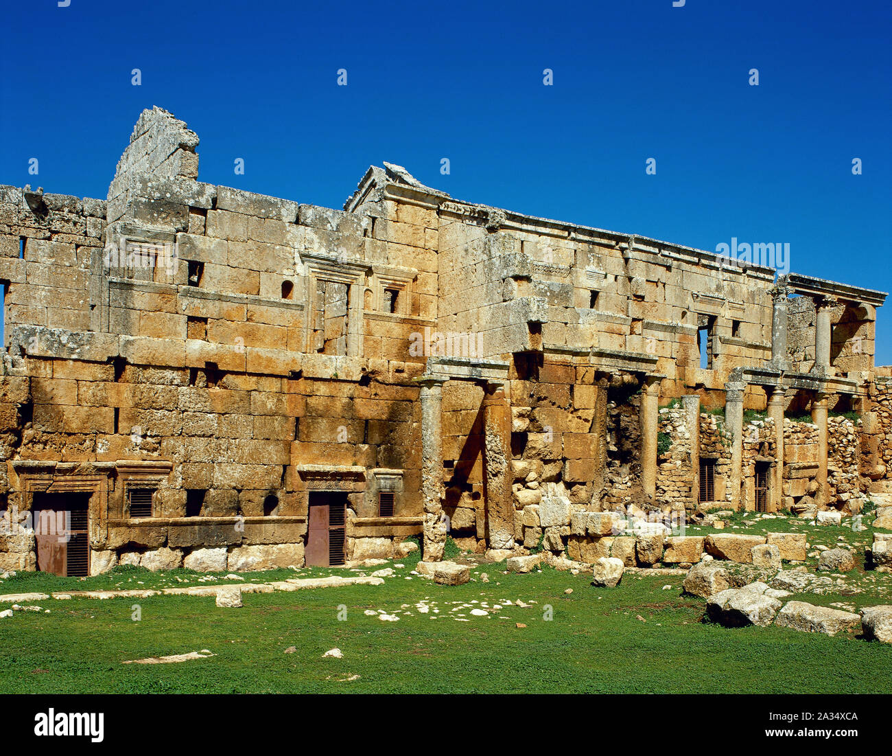 Balshoon, Syrien. Tote Stadt Serjilla, 473 v. Chr. gegründet wurde. Ruinen einer christlichen Kirche. (Foto vor dem syrischen Bürgerkrieg). Stockfoto