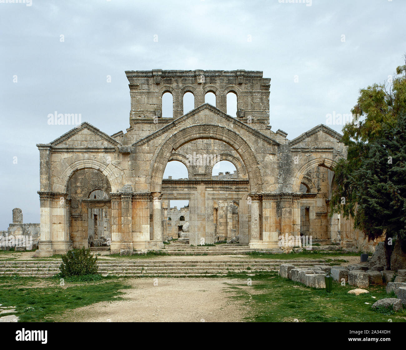 Syrien. Die Kirche von St. Simeon Stylites (476-491). Südfassade. In der Nähe von Aleppo. (Foto vor dem syrischen Bürgerkrieg). Stockfoto
