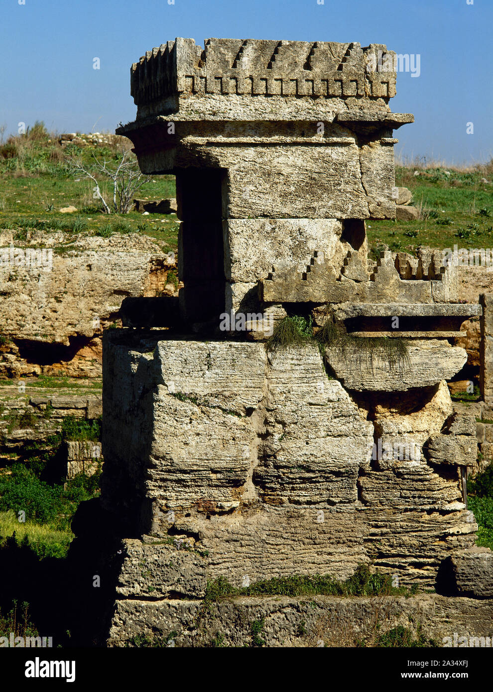 Syrien. Amrit oder Marathos. Alte phönizische Stadt im 3. Jahrtausend v. Chr. gegründet wurde. Tempel (Ma'Abed), Cella in der Mitte des Hofes. Foto vor dem syrischen Bürgerkrieg. Stockfoto