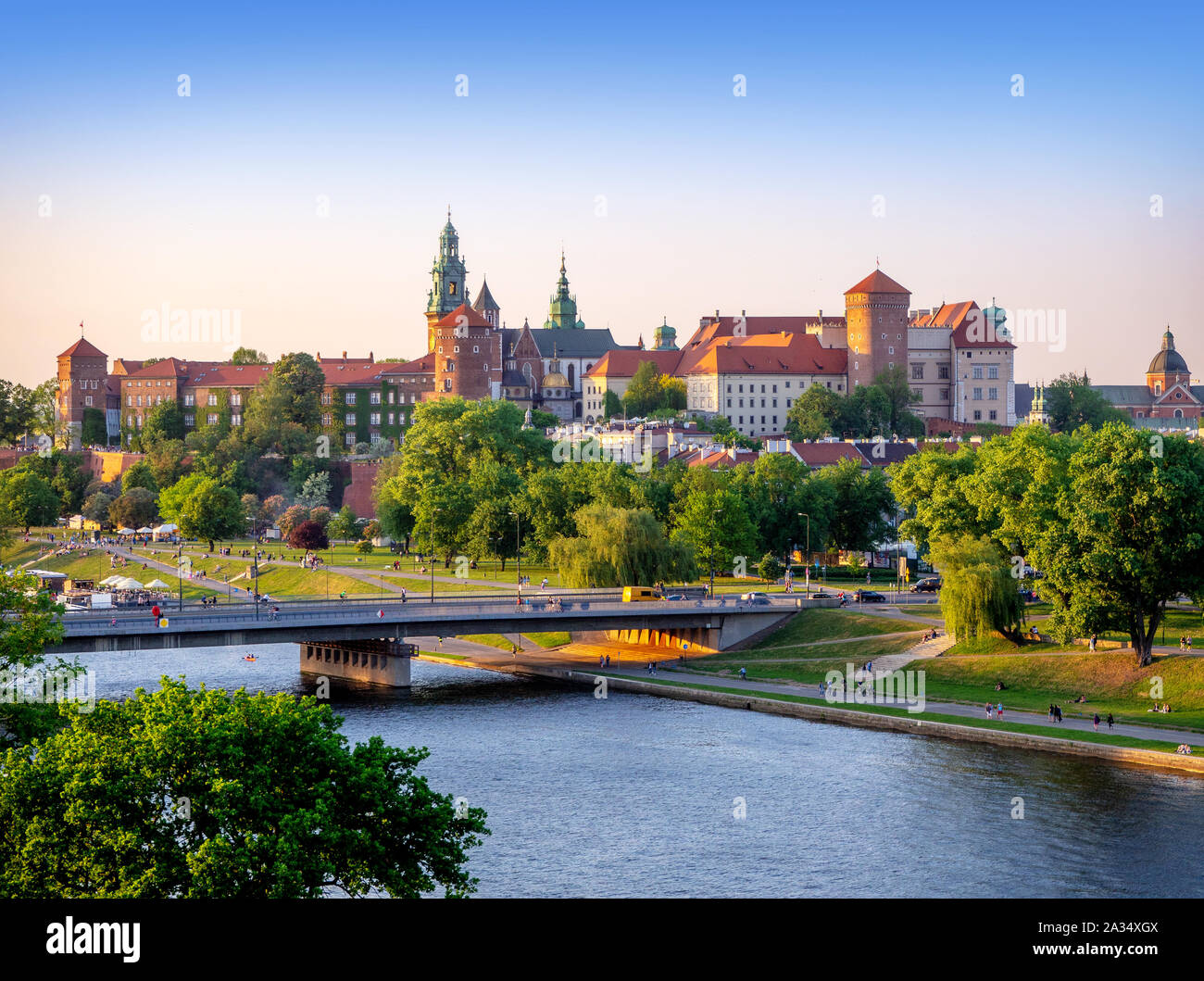 Krakau, Polen. Schloss und Kathedrale auf dem Wawel, Weichsel, podwawelski Brücke, Bäume und Promenaden im Sommer. Luftaufnahme Stockfoto