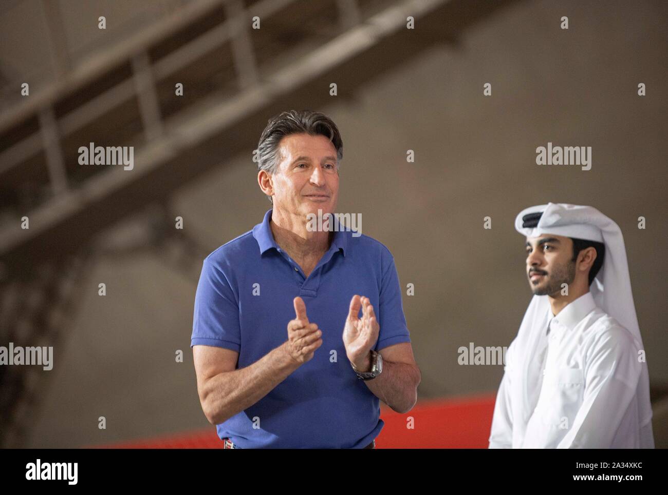 Doha, Katar. 03 Okt, 2019. Sebastian Coe (IAAF Präsident) Klatschen, Klatschen, neben einem Mann in traditionellen Konflikt Siegerehrung 200m der Frauen, am 03.10.2019 Leichtathletik WM 2019 in Doha/Katar, vom 27.09. - 10.10.2019. | Verwendung der weltweiten Kredit: dpa/Alamy leben Nachrichten Stockfoto