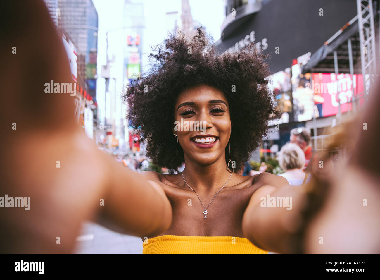 Junge schöne Mädchen zu Fuß in den Time Square, Manhattan. Lifestyle Konzepte über New York Stockfoto