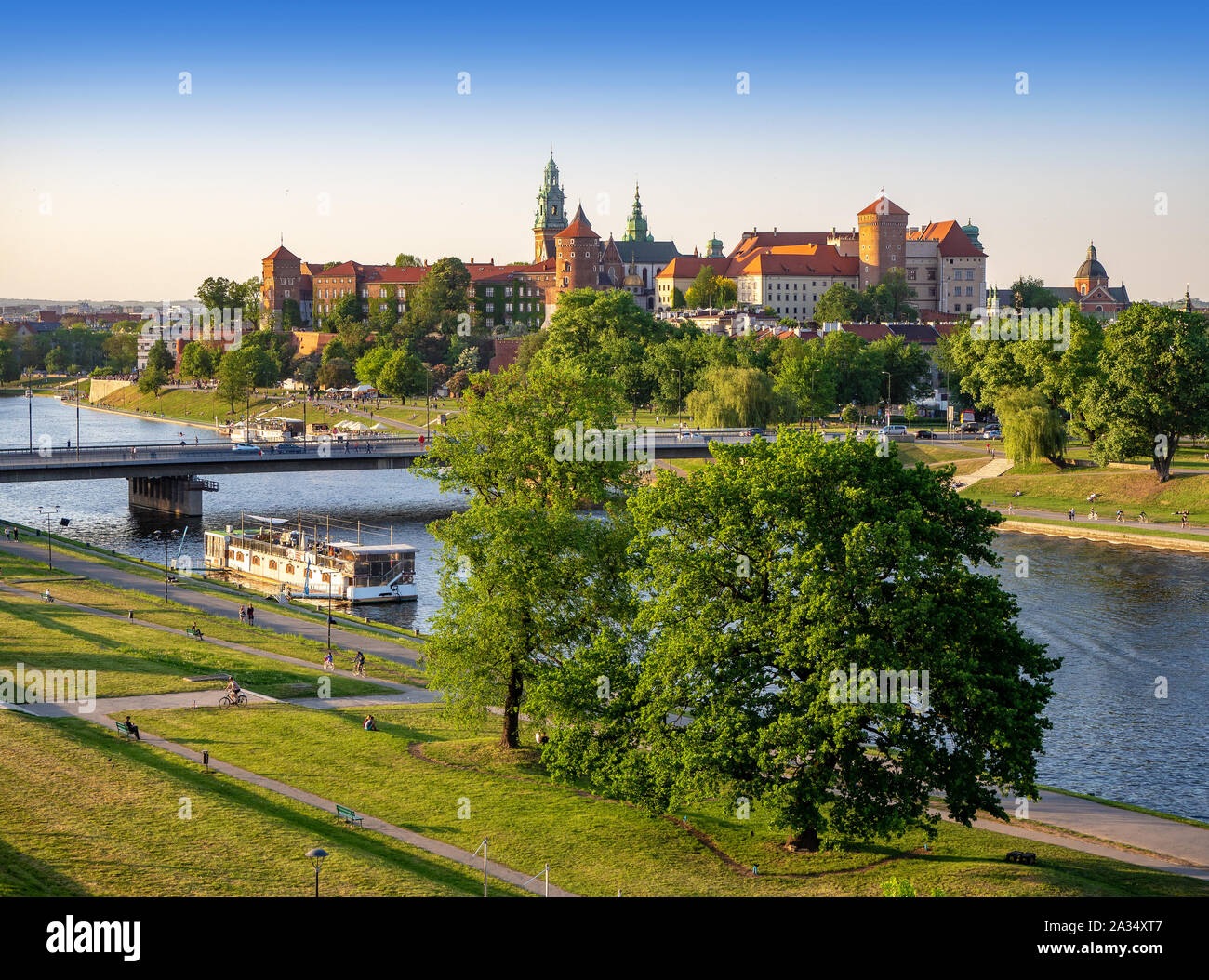 Krakau, Polen, mit Schloss und Kathedrale auf dem Wawel, Weichsel, podwawelski Brücke, ein Restaurant auf dem Schiff, Bäume und Promenaden im Sommer. Antenne Stockfoto