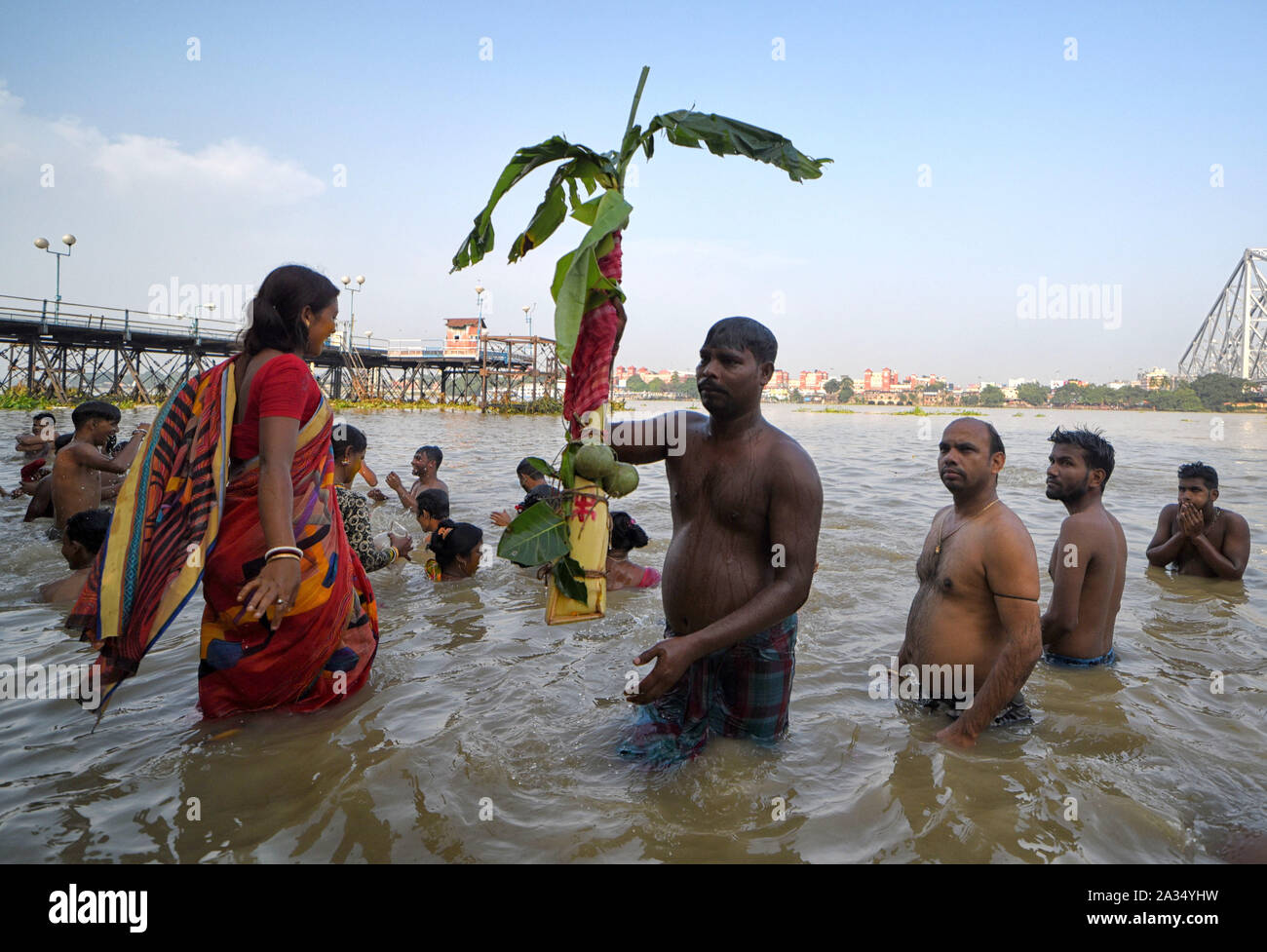 Kolkata, Indien. 05 Okt, 2019. Hindu Menschen in der Badewanne mit einer Banane Pflanze zu markieren Nabapatrika, die Banane Pflanzen findet in der Nähe von Devi Durga am Morgen des Maha Saptami Puja nach traditionellen Ritual der Durgapuja. durgapuja ist der größte Hindu festival Laufen für 9 Tage in ganz Indien. Der siebte Tag ist Maha Saptami wenn Bananenstauden werden nach traditionellen Ritual angebetet genannt. Credit: SOPA Images Limited/Alamy leben Nachrichten Stockfoto