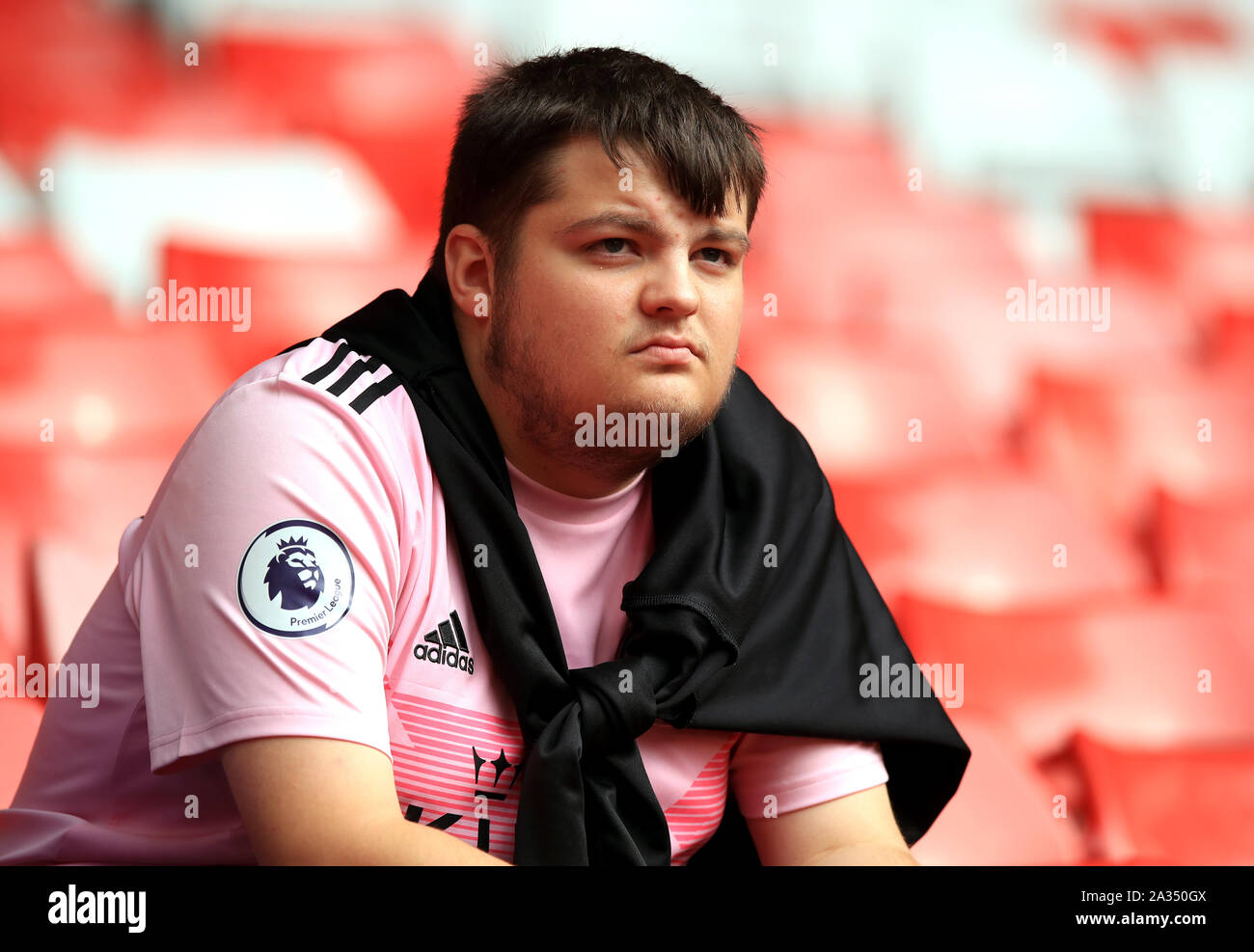 Ein Liverpool Fan kommt vor der Premier League Match in Liverpool, Liverpool. Stockfoto