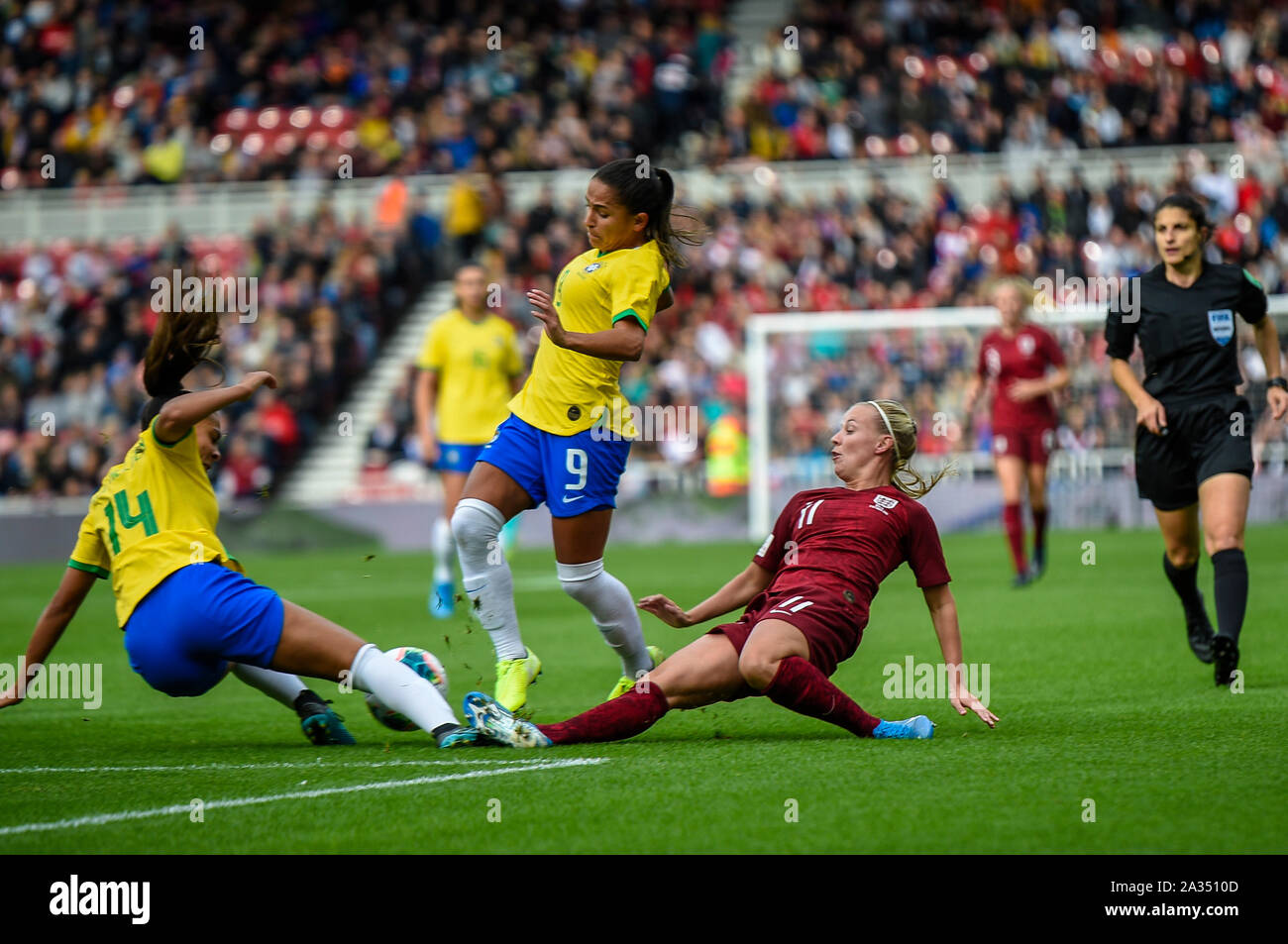 Middlesbrough, UK. 05 Okt, 2019. MIDDLESBROUGH, ENGLAND zum 5. Oktober Beth Mead von England Frauen und Feitoza Kathellen und Oliveira Debora Brasiliens Frauen kämpfen für Besitz während der internationalen Freundschaftsspiel zwischen England und Brasilien Frauen Frauen an der Riverside Stadium, Middlesbrough am Samstag, den 5. Oktober 2019. (Quelle: Iam Brennen | MI Nachrichten) das Fotografieren dürfen nur für Zeitung und/oder Zeitschrift redaktionelle Zwecke verwendet werden, eine Lizenz für die gewerbliche Nutzung Kreditkarte erforderlich: MI Nachrichten & Sport/Alamy leben Nachrichten Stockfoto