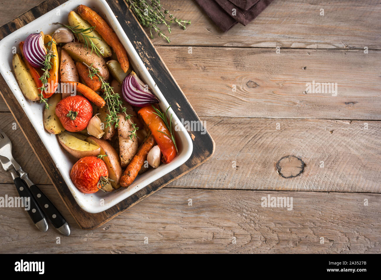 Ofen gebratenes Gemüse mit Gewürzen und Kräutern in der auflaufform auf ... Ofen gebratenes Gemüse mit Gewürzen und Kräutern in der auflaufform auf ...