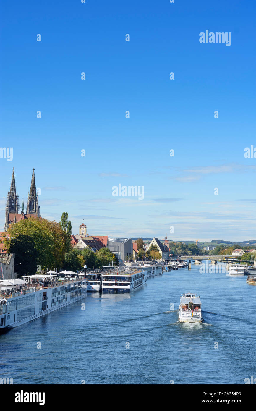 Regensburg: Donau (Donau), Brücke, Eiserne Brücke und Steinerne Brücke (Steinerne Brücke, hinter), Kreuzfahrtschiff, Passagierschiff, St. Peter's Kirche. Stockfoto