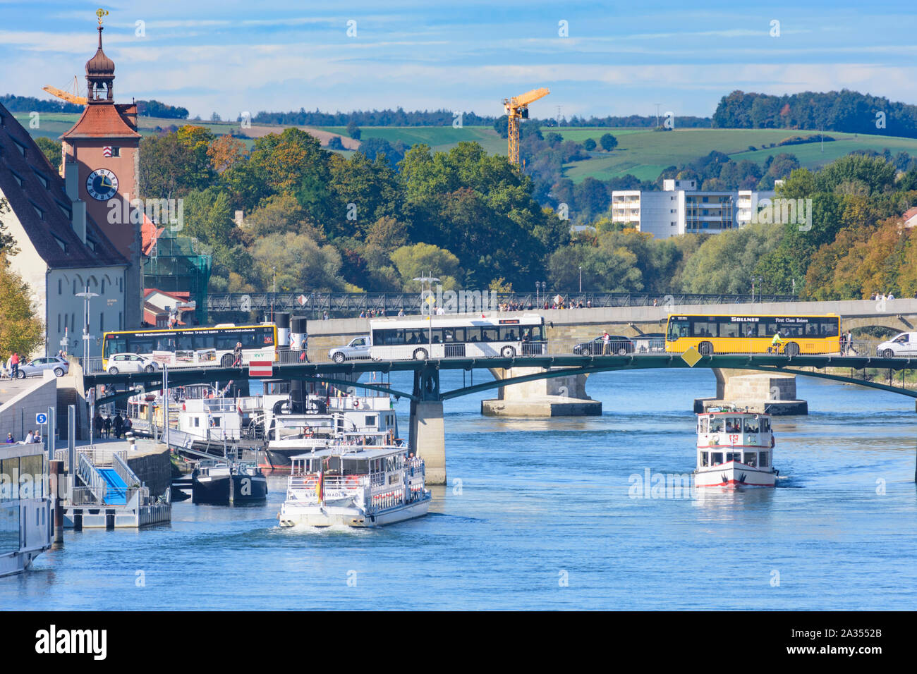 Regensburg: Donau (Donau), Brücke, Eiserne Brücke und Steinerne Brücke (Steinerne Brücke, hinter), Kreuzfahrtschiff, Passagierschiff in der Oberpfalz, oberer Pala Stockfoto