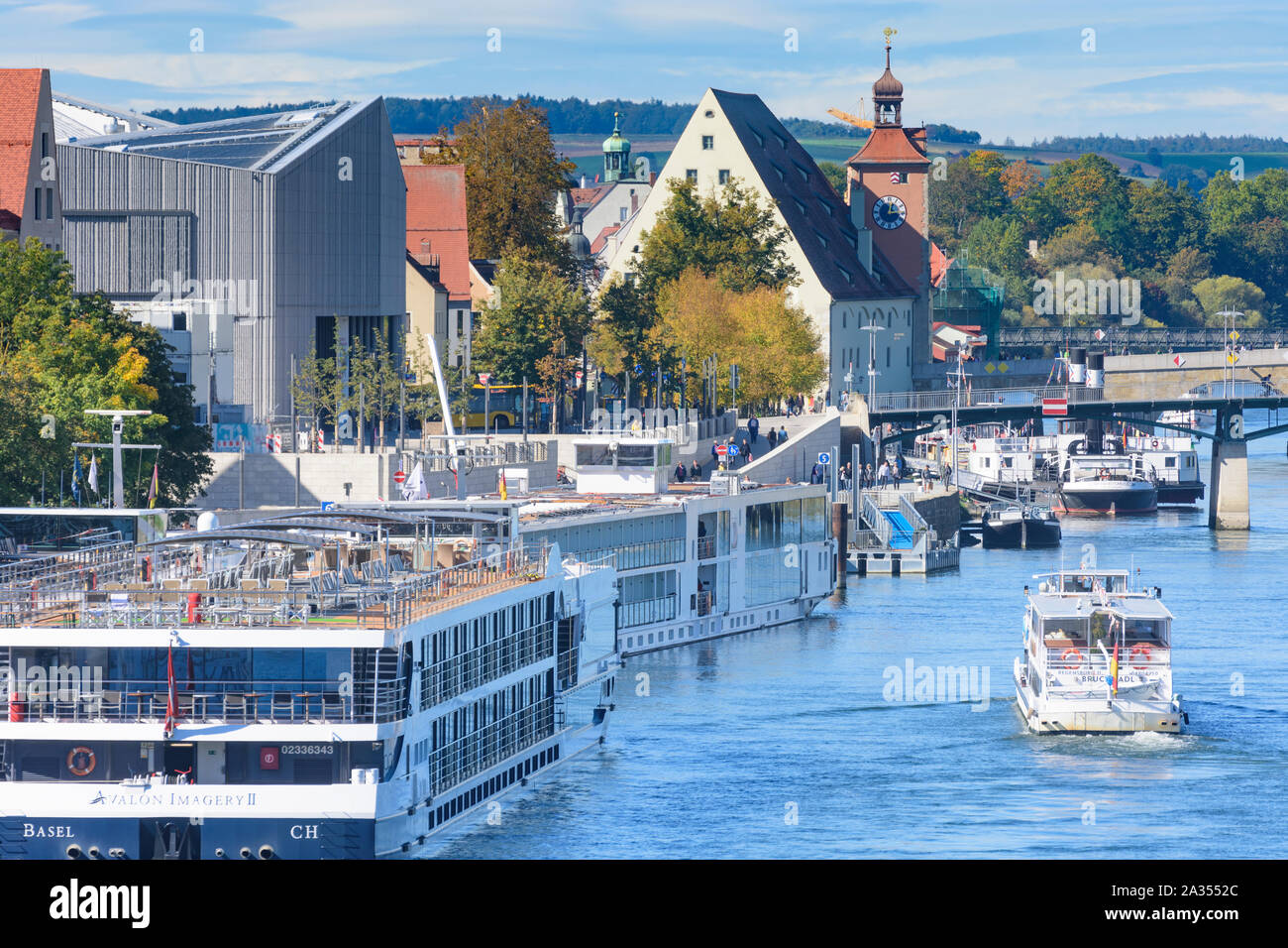 Regensburg: Donau (Donau), Brücke, Eiserne Brücke und Steinerne Brücke (Steinerne Brücke, hinter), Kreuzfahrtschiff, Passagierschiff in der Oberpfalz, oberer Pala Stockfoto