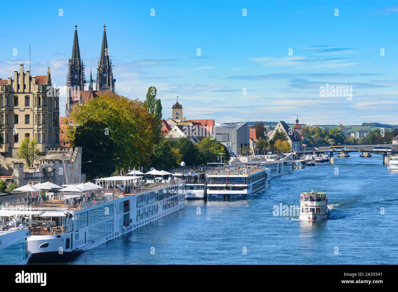Regensburg: Donau (Donau), Brücke, Eiserne Brücke und Steinerne Brücke (Steinerne Brücke, hinter), Kreuzfahrtschiff, Passagierschiff, St. Peter's Kirche. Stockfoto